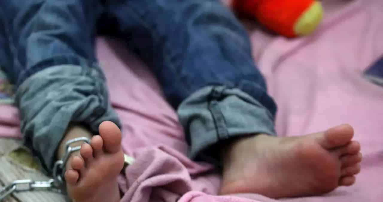 Niños hallados encadenados en Boca del Río están con una nueva familia: DIF