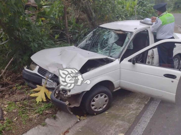 Pareja de motociclistas chocan contra camioneta en Coacoatzintla