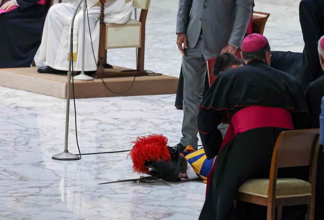 Guardia suizo se desmaya en plena audiencia del Papa (+Video)