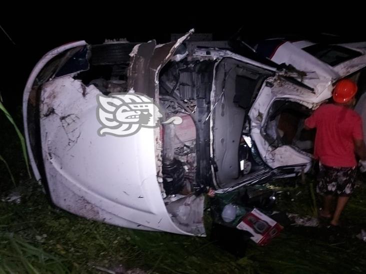 Vuelca tráiler cisterna en las cercanías de Laguna Verde