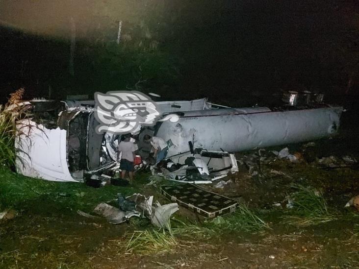 Vuelca tráiler cisterna en las cercanías de Laguna Verde