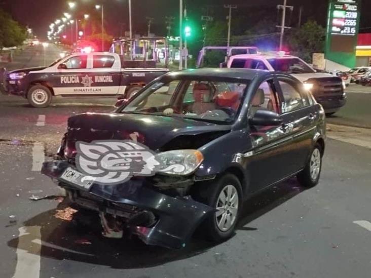 Fuerte choque deja un lesionado y daños materiales en Minatitlán