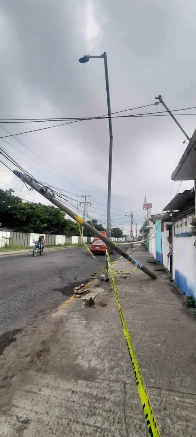 Tráiler se lleva poste de telefonía en colonia de Veracruz