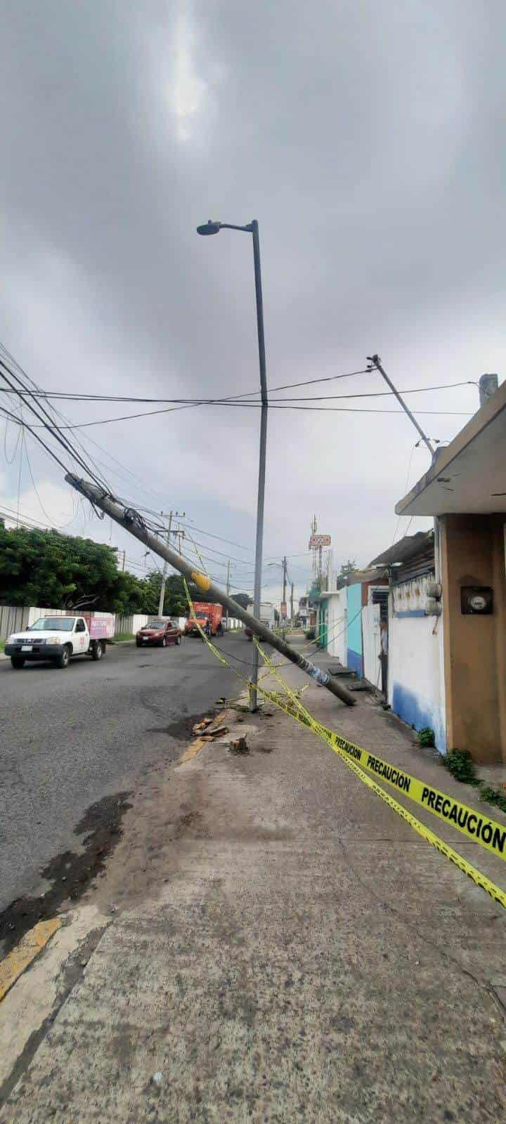 Tráiler se lleva poste de telefonía en colonia de Veracruz