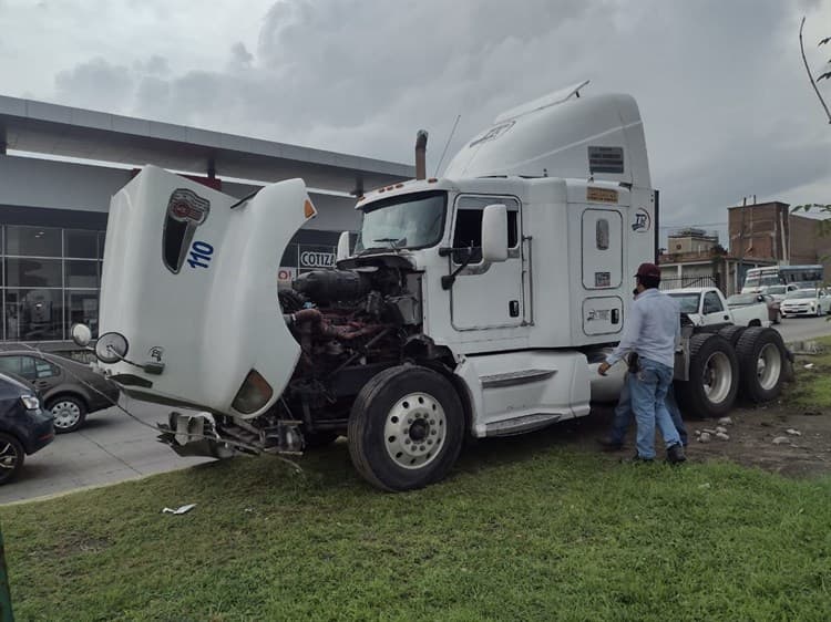 Video: Tráiler se impacta contra señalética en la entrada de Puerto Seco, en Veracruz