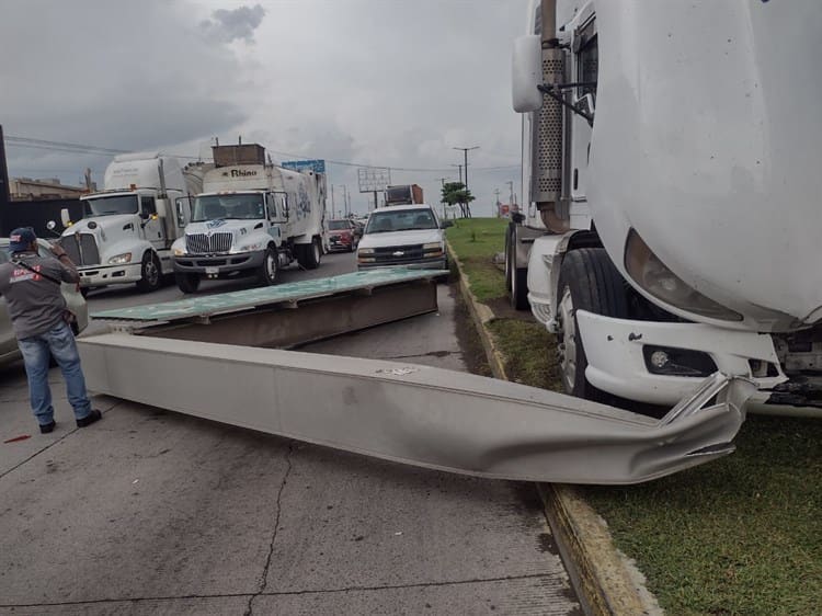 Video: Tráiler se impacta contra señalética en la entrada de Puerto Seco, en Veracruz