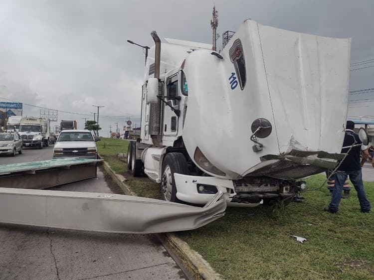 Video: Tráiler se impacta contra señalética en la entrada de Puerto Seco, en Veracruz