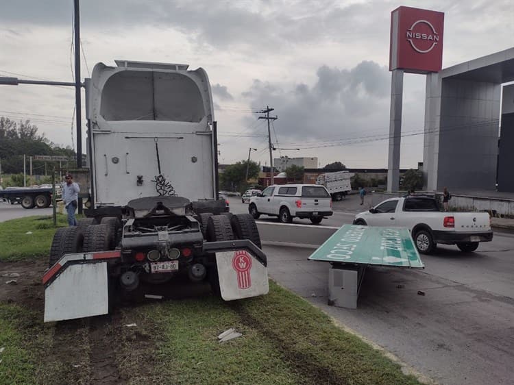 Video: Tráiler se impacta contra señalética en la entrada de Puerto Seco, en Veracruz