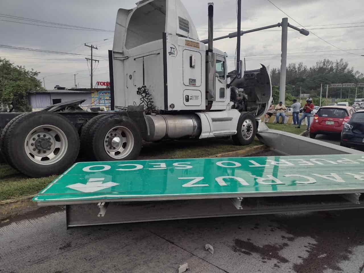 Video: Tráiler se impacta contra señalética en la entrada de Puerto Seco, en Veracruz