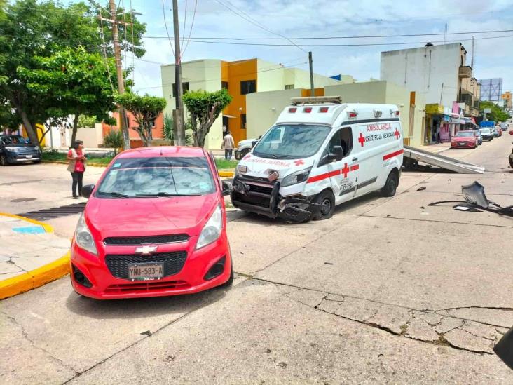 Ambulancia de la Cruz Roja Coatzacoalcos, en aparatosa carambola