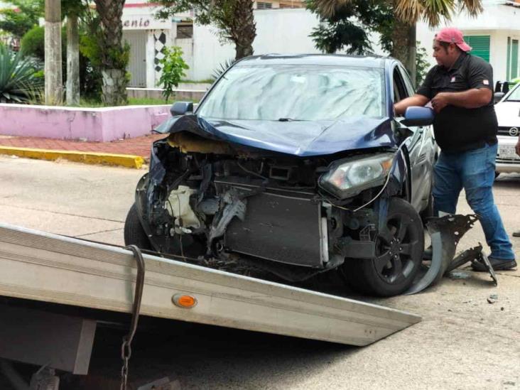 Ambulancia de la Cruz Roja Coatzacoalcos, en aparatosa carambola