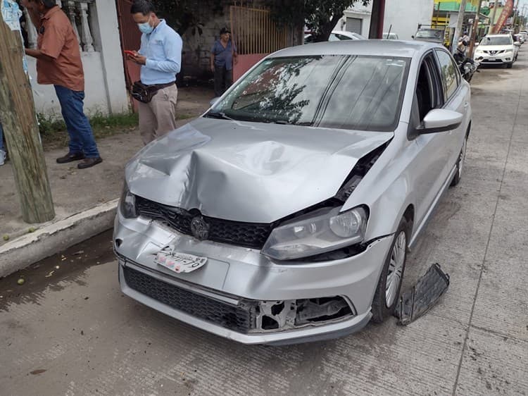 Automovilista choca contra grúa estacionada en Veracruz