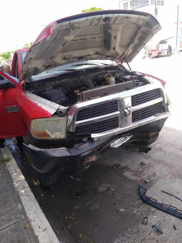 Automovilista choca contra grúa estacionada en Veracruz