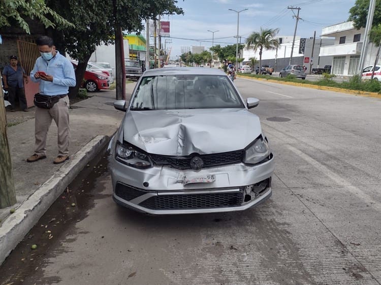 Automovilista choca contra grúa estacionada en Veracruz