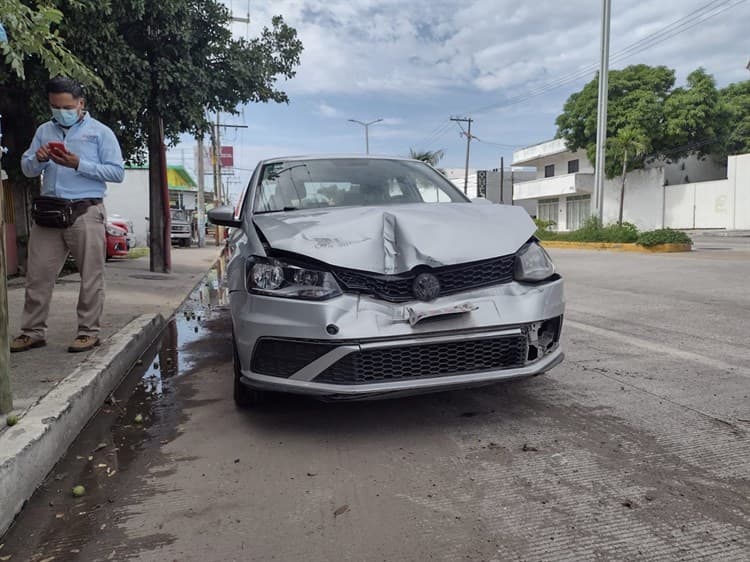 Automovilista choca contra grúa estacionada en Veracruz