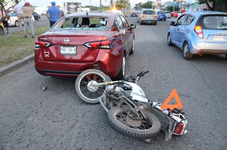 (Video) Motociclista choca con automóvil que disminuyó su velocidad por un bache