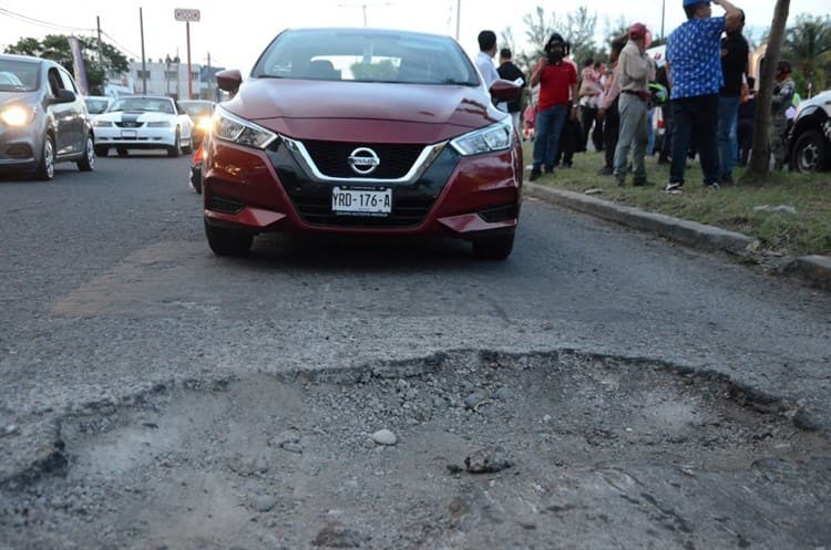 (Video) Motociclista choca con automóvil que disminuyó su velocidad por un bache