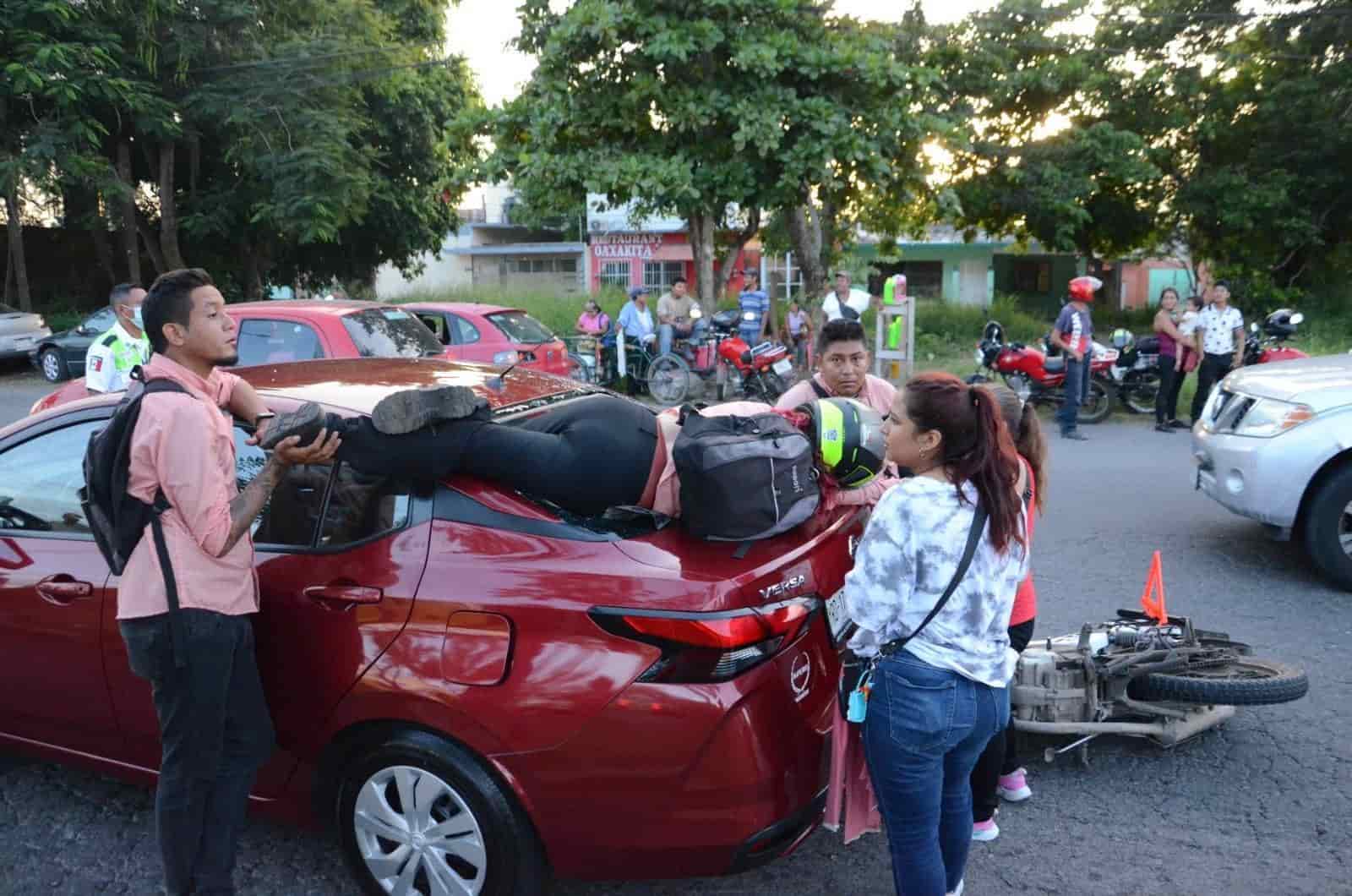 (Video) Motociclista choca con automóvil que disminuyó su velocidad por un bache