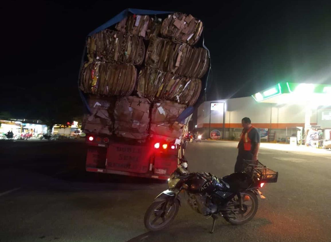 Se registra un conato de incendio por tráiler cargado de cartón en Tierra Blanca