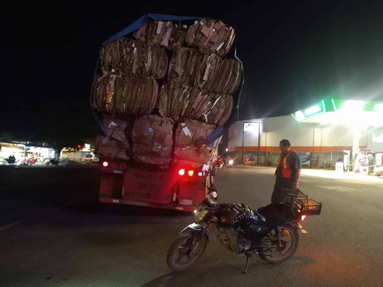 Se registra un conato de incendio por tráiler cargado de cartón en Tierra Blanca