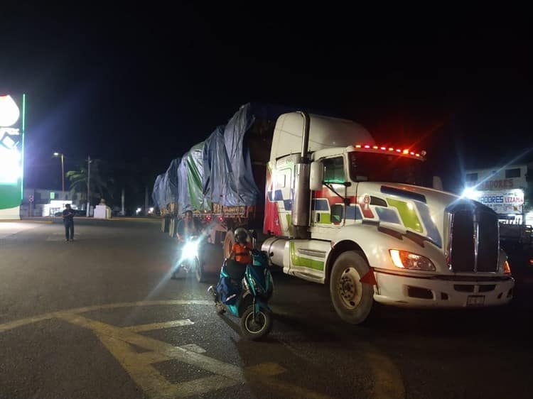 Se registra un conato de incendio por tráiler cargado de cartón en Tierra Blanca