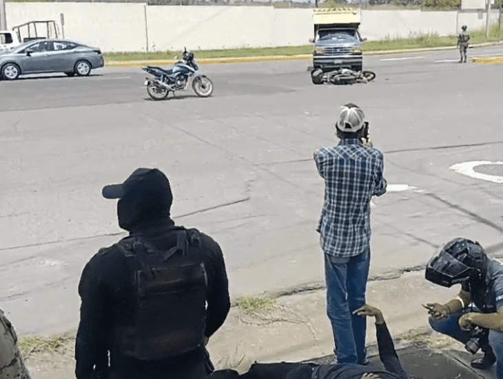 En Veracruz, motociclista se impacta contra camioneta