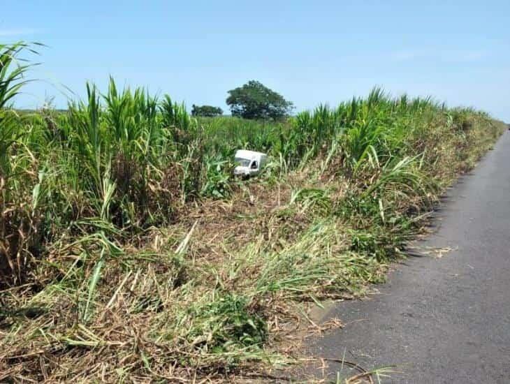 Vagoneta terminó en el pantano de la carretera Coatza-Mina