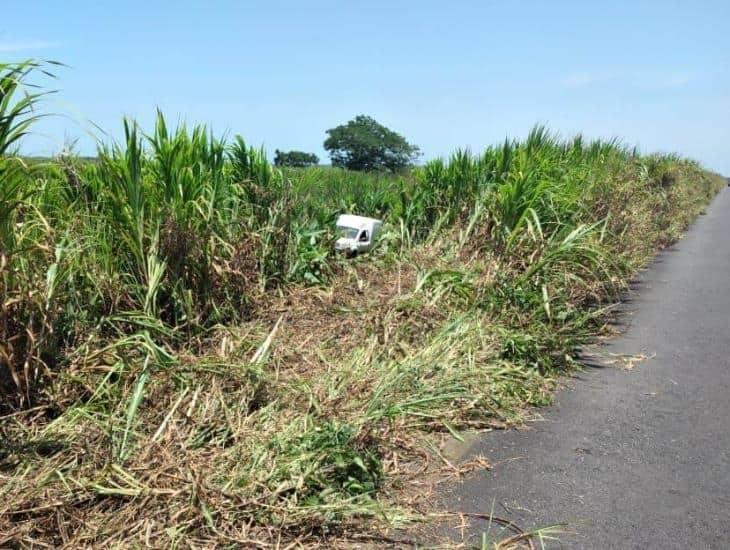 Vagoneta terminó en el pantano de la carretera Coatza-Mina