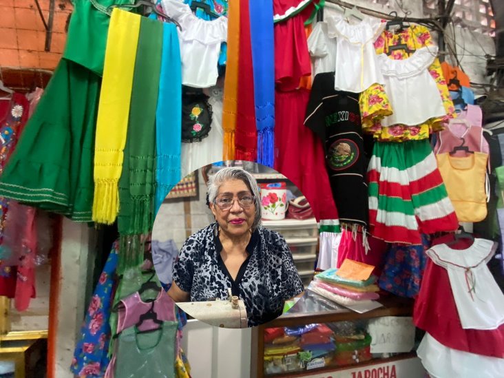 Vendedores de trajes típicos en Veracruz esperan buenas ventas por regreso a clases