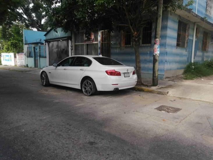 Tras choque, abandonan lujoso auto en el Centro de Coatzacoalcos