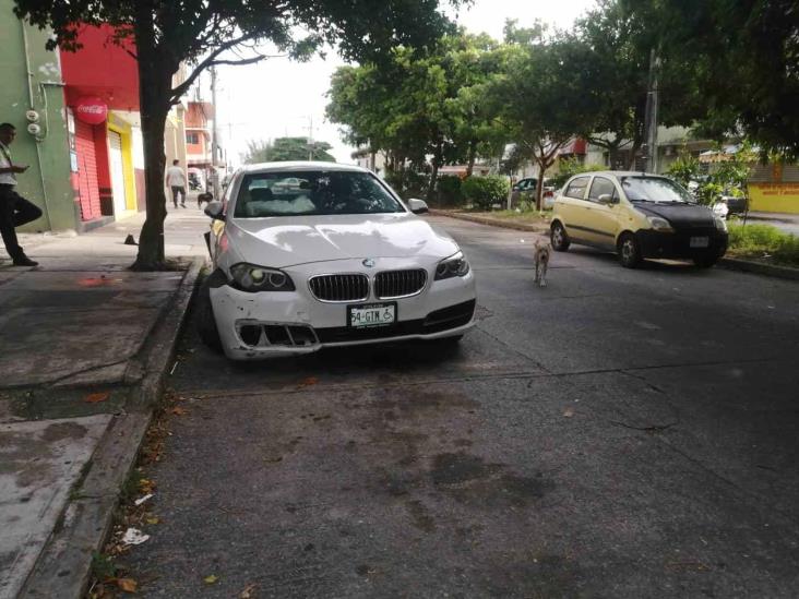 Tras choque, abandonan lujoso auto en el Centro de Coatzacoalcos