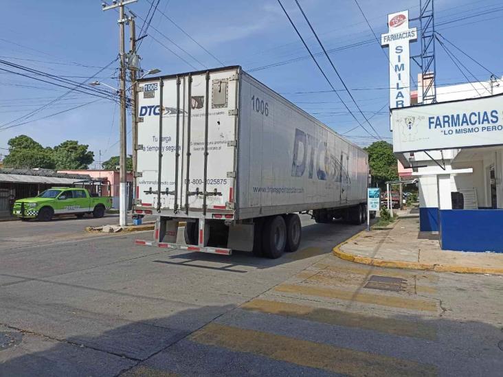 Tráiler reventó cableado y deja sin luz a vecinos de la Benito Juárez Norte