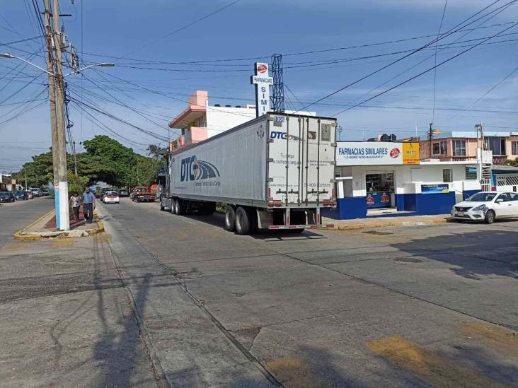 Tráiler reventó cableado y deja sin luz a vecinos de la Benito Juárez Norte