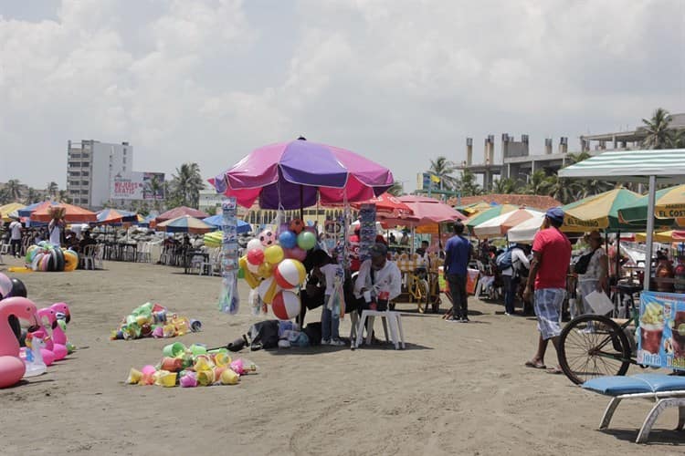 Tras impactante tromba en Villa del Mar, turistas abarrotan playas de Veracruz