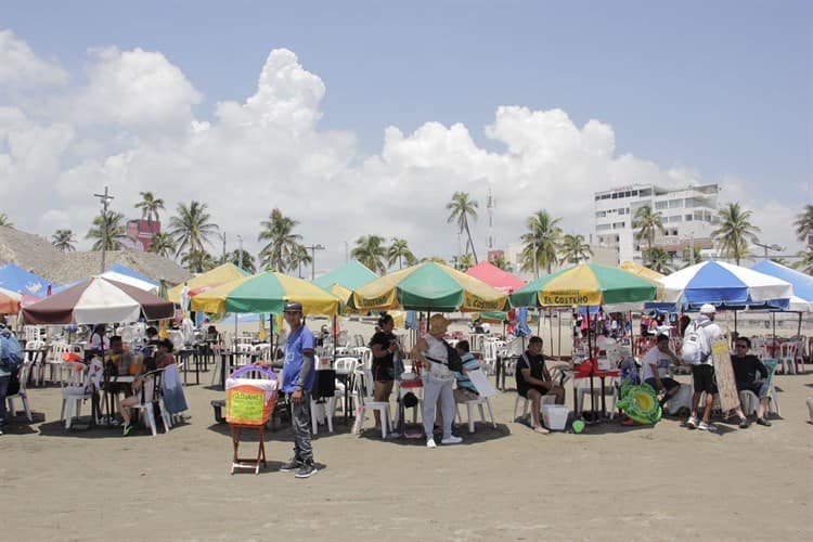 Tras impactante tromba en Villa del Mar, turistas abarrotan playas de Veracruz