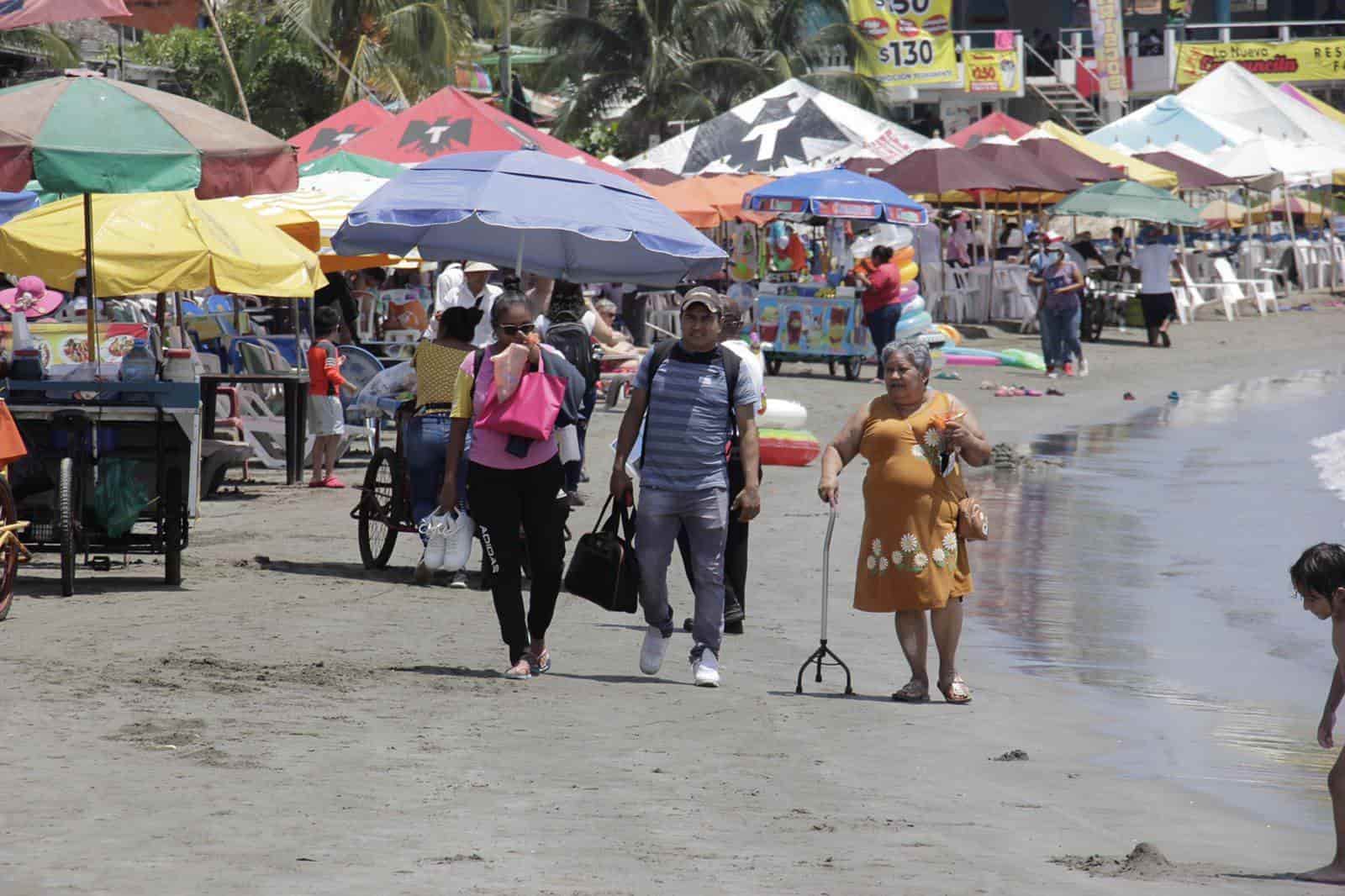 Tras impactante tromba en Villa del Mar, turistas abarrotan playas de Veracruz