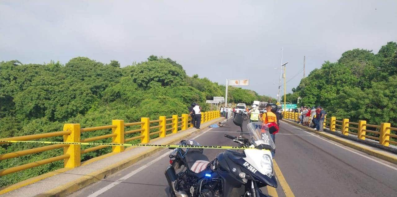 Hombre muere atropellado en el puente de Alvarado