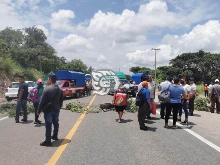 Sin paso hacia Oaxaca y Veracruz por bloqueo en Matias Romero 