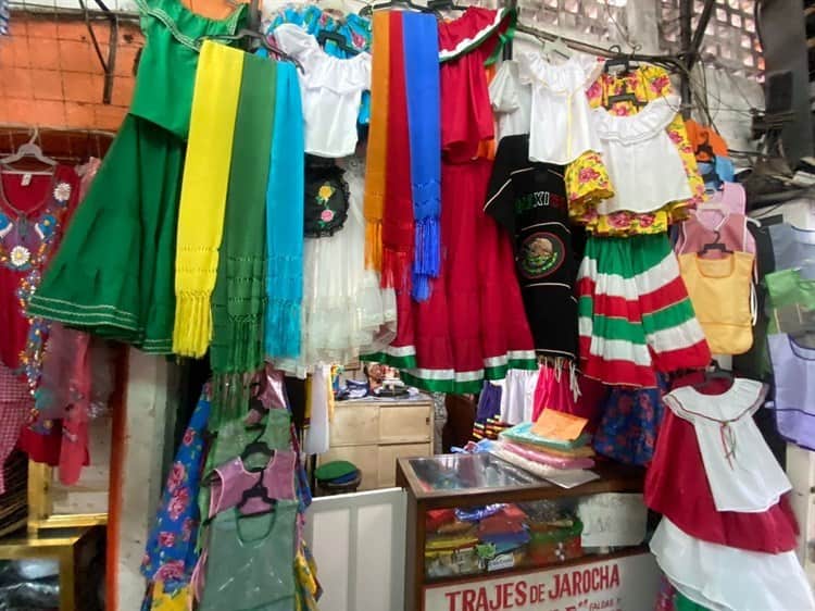 Vendedores de trajes típicos en Veracruz esperan buenas ventas por regreso a clases