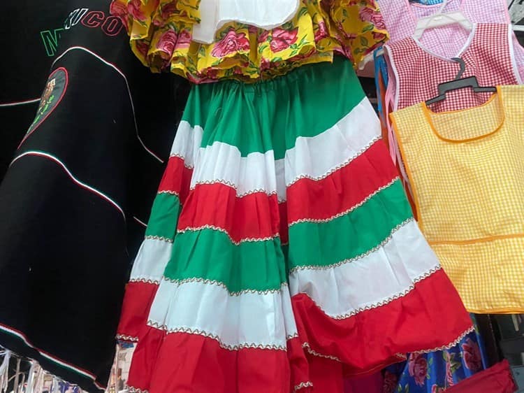 Vendedores de trajes típicos en Veracruz esperan buenas ventas por regreso a clases