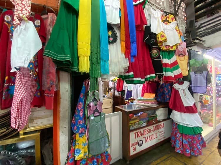 Vendedores de trajes típicos en Veracruz esperan buenas ventas por regreso a clases