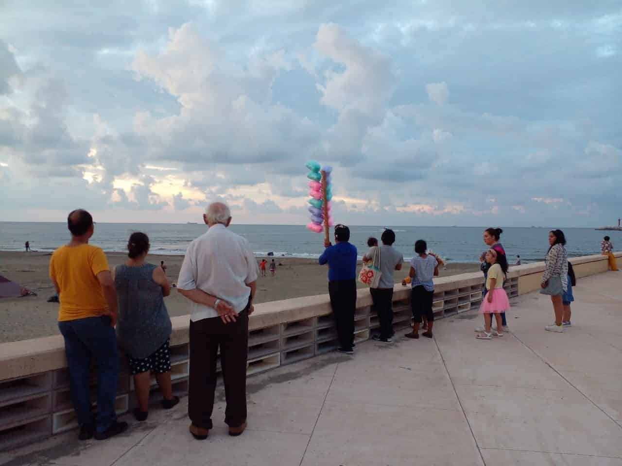 Rescatan a hombre de ahogarse cerca de Las Escolleras en Coatzacoalcos