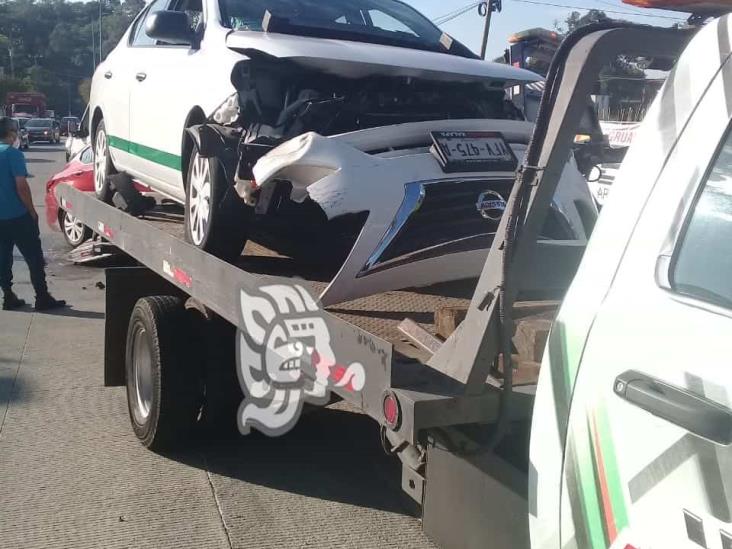 Una lesionada deja choque de autos en avenida Bolivia de Xalapa