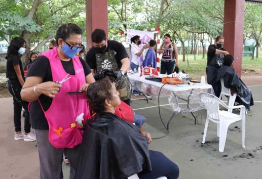 Habitantes agradecen la brigada médica en la Unidad Deportiva la Alameda 