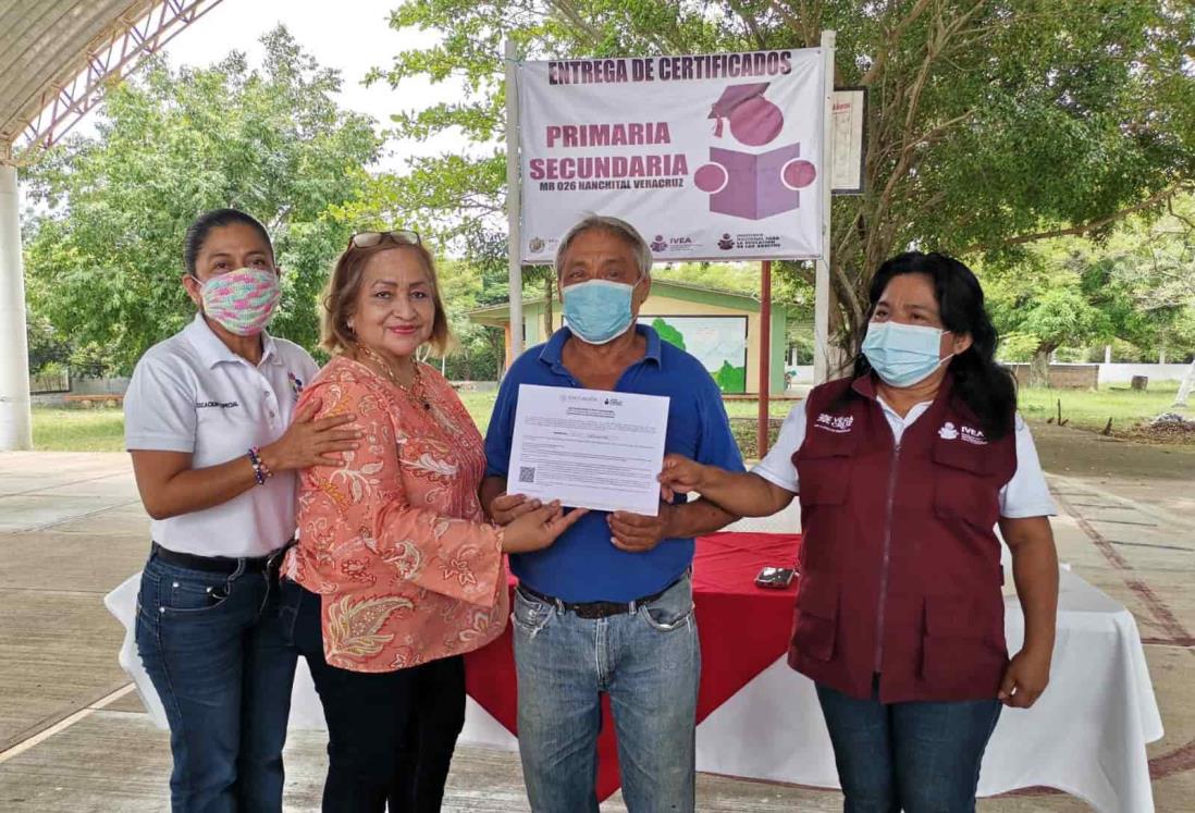 Nunca es tarde para estudiar; Víctor termina la secundaria a sus 72 años