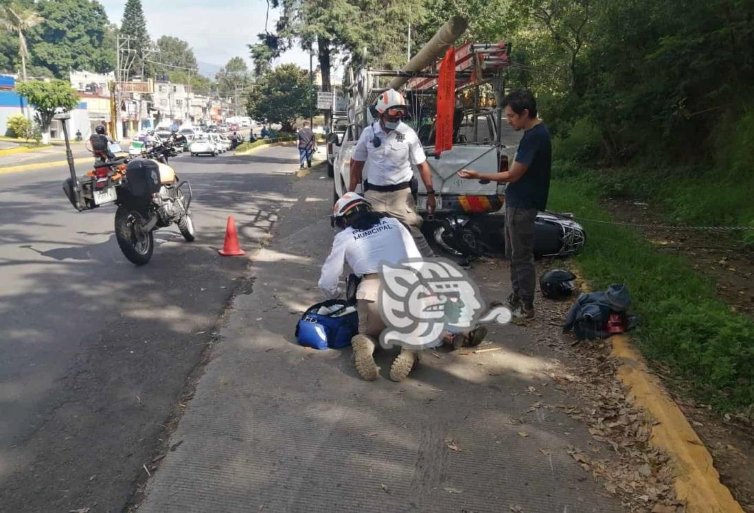 Pareja de motociclistas chocan contra un taxi; pasó en Xalapa