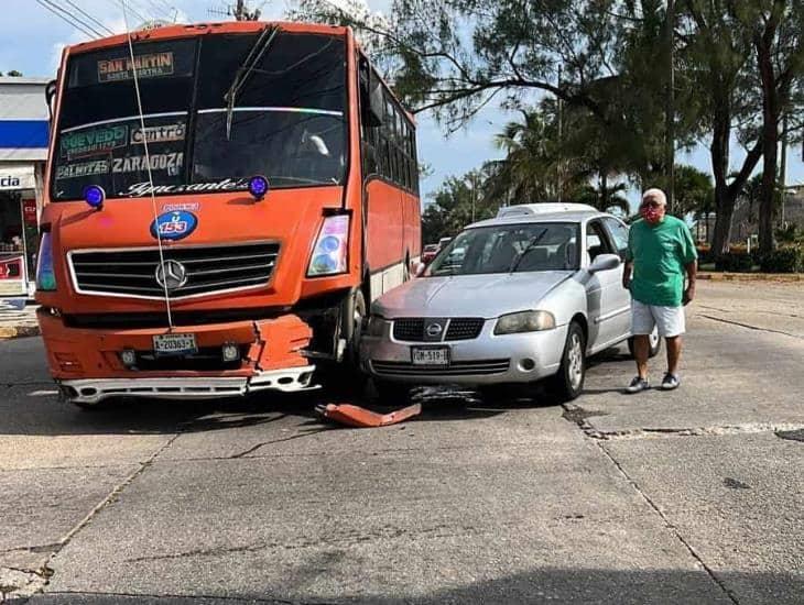 Camión urbano choca en la avenida Independencia en Coatzacoalcos