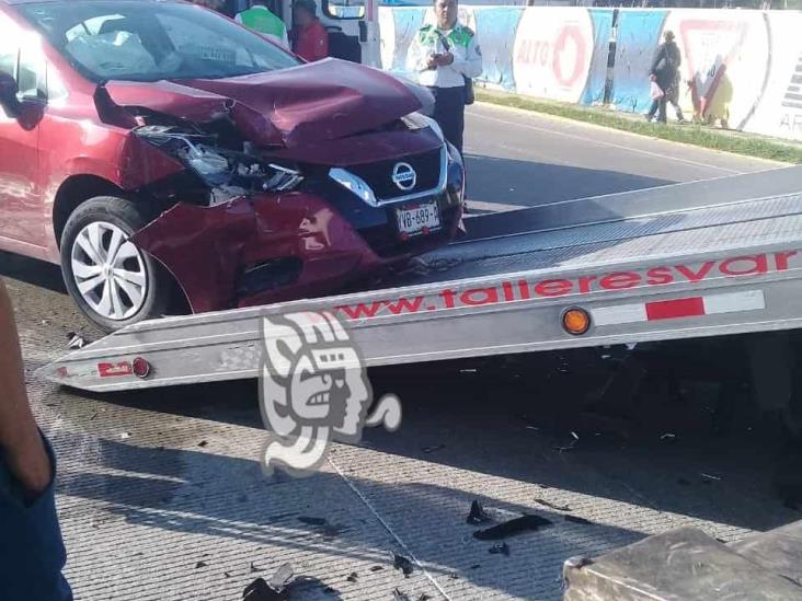 Una lesionada deja choque de autos en avenida Bolivia de Xalapa