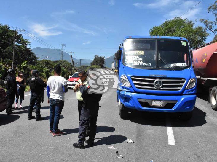 Impacta camión de pasaje a vehículo familiar en Ixtaczoquitlán (+Video)