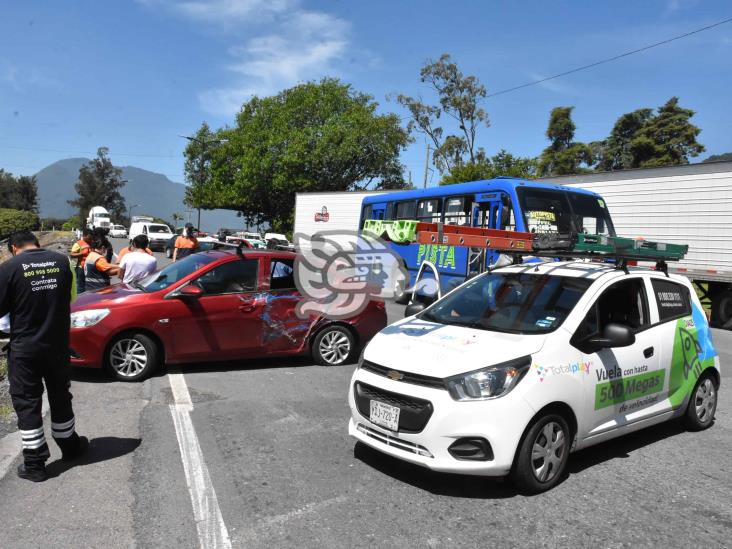 Impacta camión de pasaje a vehículo familiar en Ixtaczoquitlán (+Video)